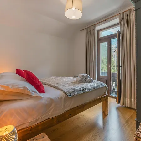 Chalet Whitmoore Argentiere - Walk To Grands Montets Sleeps 7 - Happy Rentals Chamonix